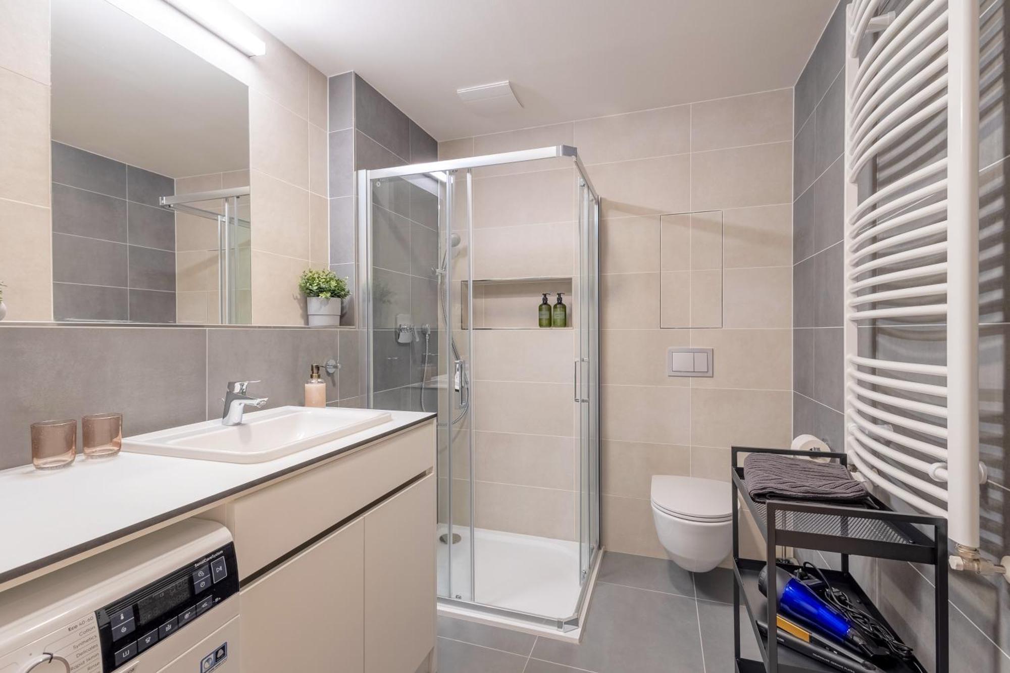 Bright 2Br - 4Th Floor, Balcony, Free Parking By Gravity Prague Praga Exterior foto